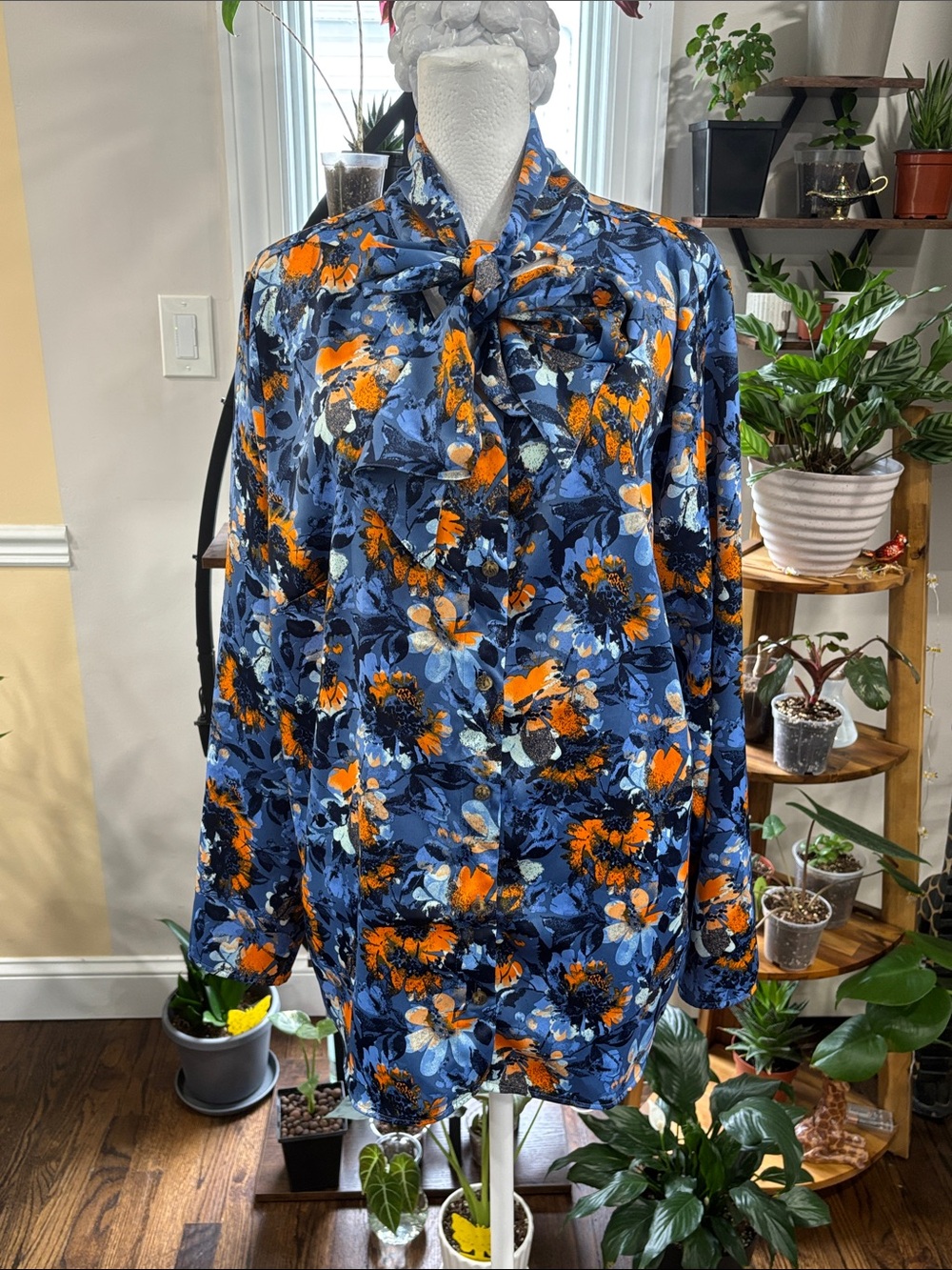 D & Co Floral Bow Tie Blouse in Navy and Orange size 1X - Picture 2 of 5